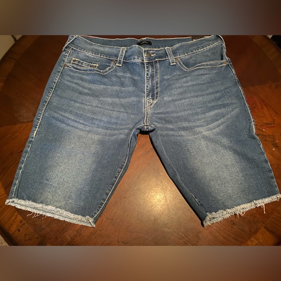 Selling Men’s True Religion Jean Shorts. Brand new tag never worn. Size 40 mens. - Picture 2 of 7